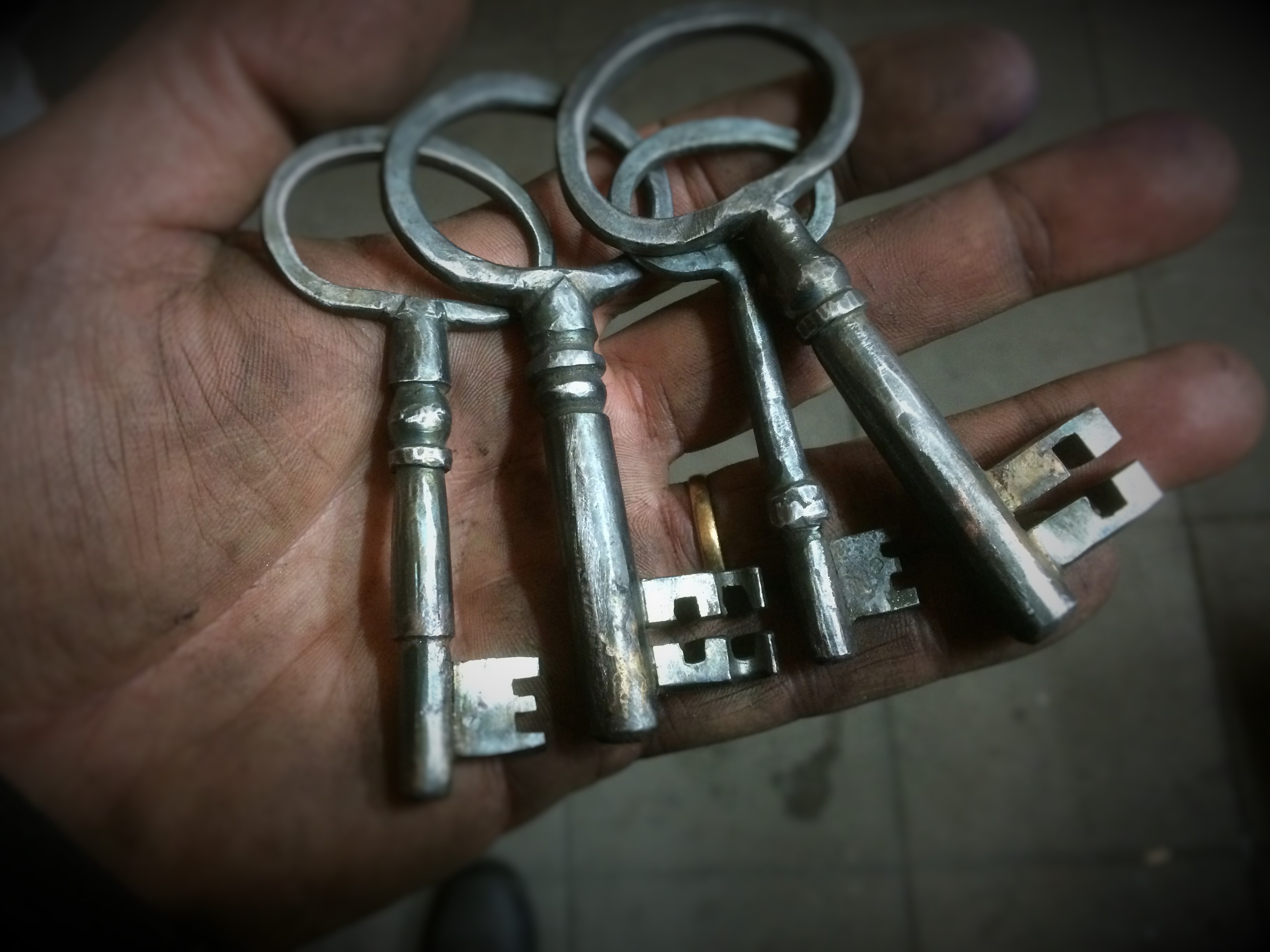 nycklar i hand